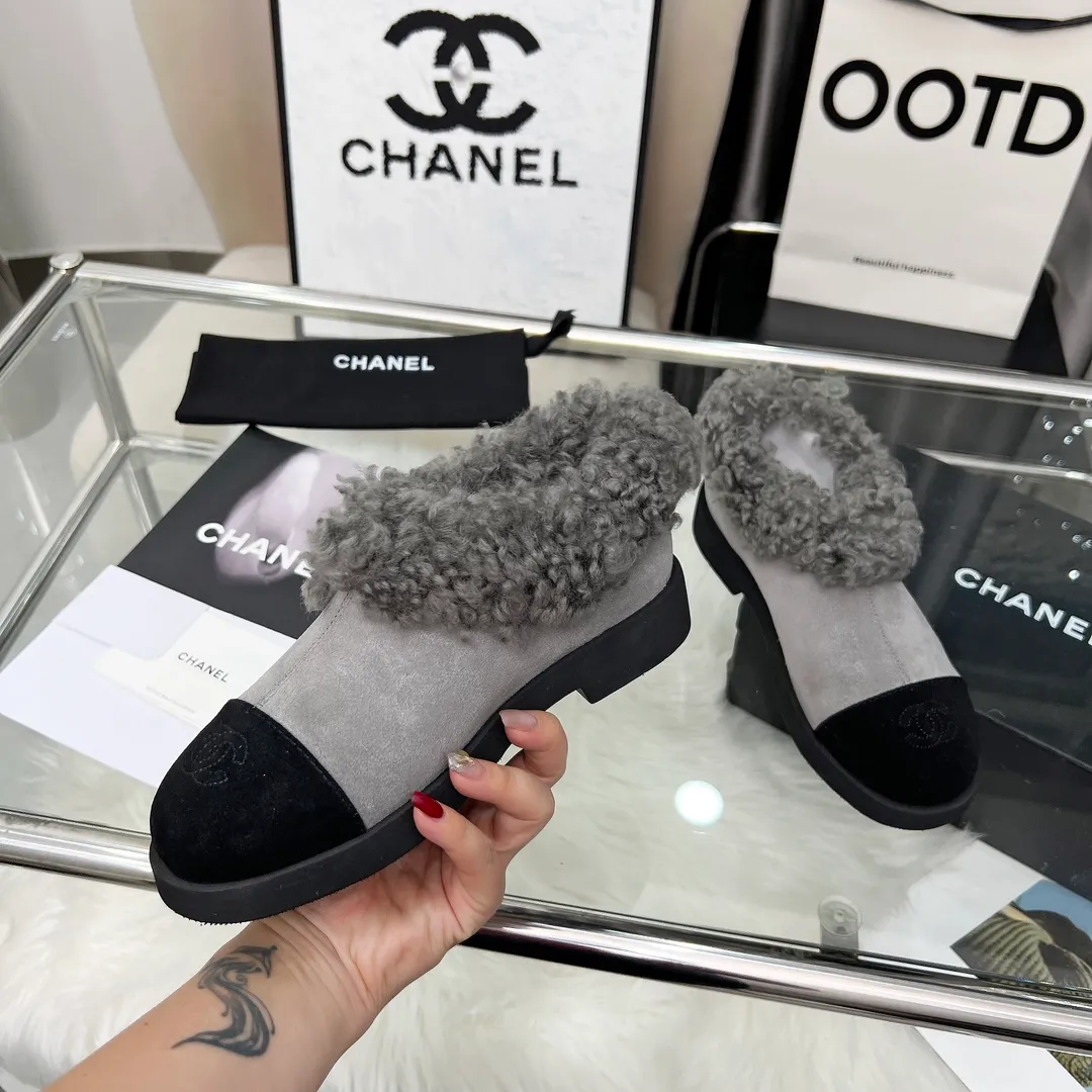 👟👟Ex-factory price 540👟👟 High version of Chanel CHANEL, 🌞🌞🌞Xiaoxiang’s latest 2025 autumn and winter short boots, a must-have item for this autumn and winter season! ! Ms. Chanel loves simple yet irresistible combinations to show her unique style. Mix and match freely to shine⚡Follow Grandma’s fashion steps! ! ! The top-notch craftsmanship and texture are perfectly presented. No matter any details, you can compare them with the counters. The best quality products can be entered and exited from the counters at will! ! ❶Material: imported cowhide/cow suede/wool ❷Lining: sheepskin lining ❸Feet: sheepskin ❹Outsole: original molded sole ❺Heel height: 3cm ❻Number of yards: 35-40 (40 and 41 are customized and non-refundable)